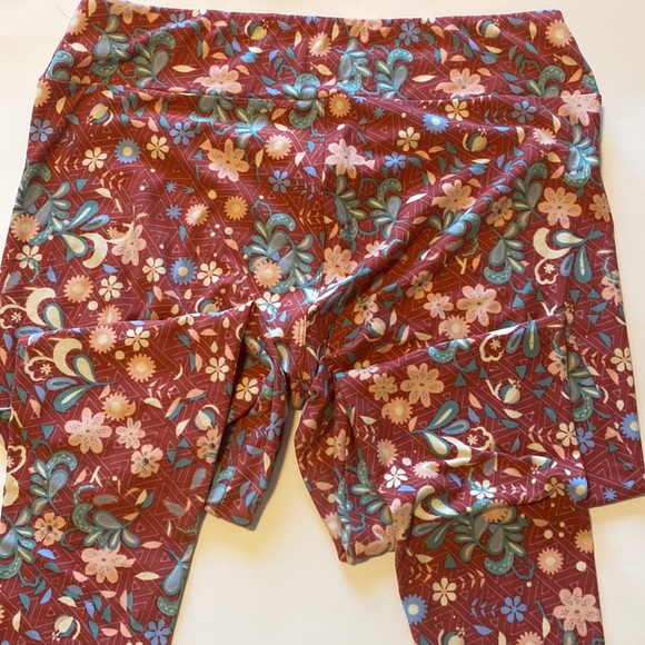 Four pair LuLaRoe leggings. All are size tall and curvy - Picture 2 of 9
